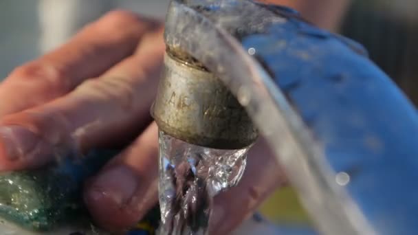 Witte beker wordt gewassen met een watercloth gehouden door een hand buitenshuis in de zomer — Stockvideo