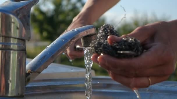 Fiatal női kezek laving a hosszú nyárs a szabadban egy napsütéses napon slo-Mo — Stock videók