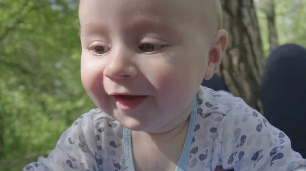 Petit enfant sourit dans la forêt . — Photo