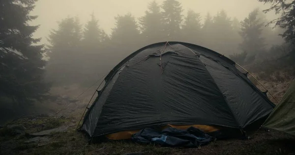 Tenda turistik bulat di bawah salju yang mengalir di Carpathians Stok Foto Bebas Royalti