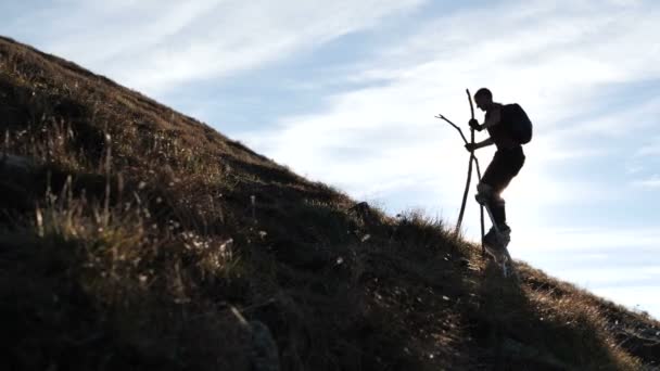 Dağlarda rekor kılan stiltwalker silueti. — Stok video