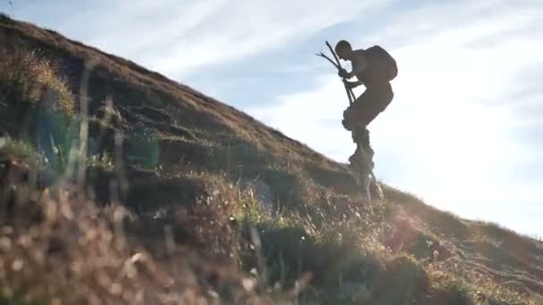 4k slow motion-man på styltor går in i berget. — Stockvideo
