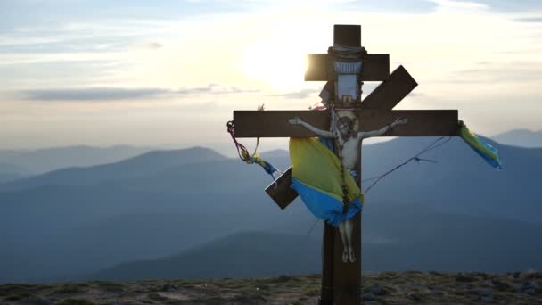 Kruis met de vlag van Oekraïne en God op het bij zonsondergang-berg Goverla . — Stockvideo