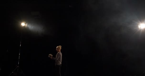 Fail - malabarista de circo en el escenario negro . — Vídeo de stock