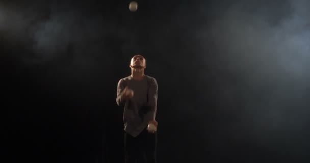 Malabarista no palco faz truques com 7 bola - 4k câmera lenta . — Vídeo de Stock