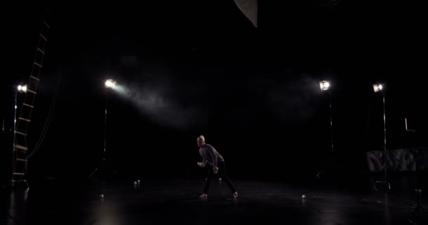 Amazng malabarista de circo hace trucos en el escenario . — Vídeos de Stock