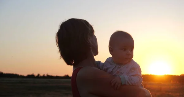 Schöne Frau mit Kind genießt die funkelnde rustikale Aussicht bei Sonnenuntergang — Stockfoto