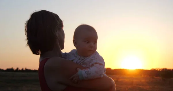 Женщина с ребенком наслаждаются искрометным видом на закате — стоковое фото