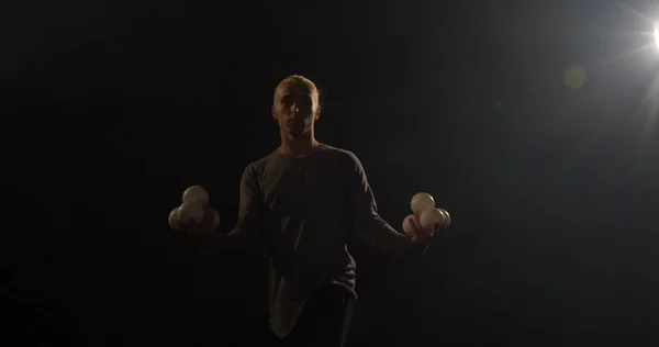 Élégant jongleur sur scène lancer ballon sa jambe à son bras . — Photo