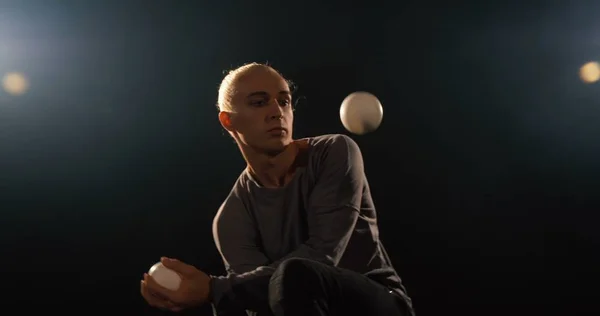 4k - Juggler dans le studio noir faire des tours avec des balles . — Photo