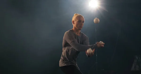 4k - Juggler dans le studio noir faire des tours avec des balles . — Photo