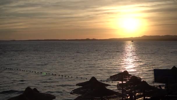 Hermoso paisaje marino durante la puesta del sol en cámara lenta — Vídeo de stock
