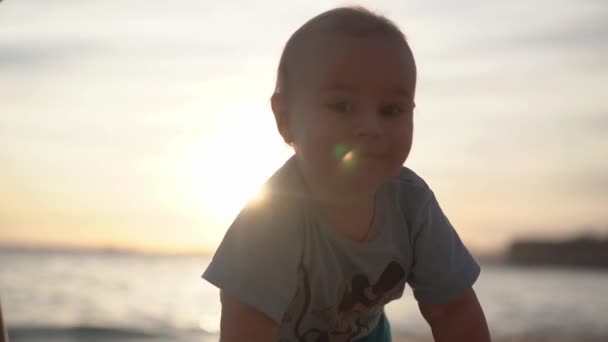 Urocza seksowna dziewczyna pełzające na leżaku na plaży podczas zachodu słońca w zwolnionym tempie. — Wideo stockowe