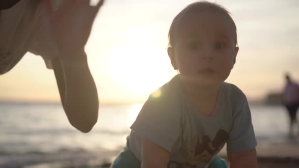 그의 엄마와 함께 아름 다운 작은 아기는 미소와 슬로우 모션에 흔들며 — 비디오