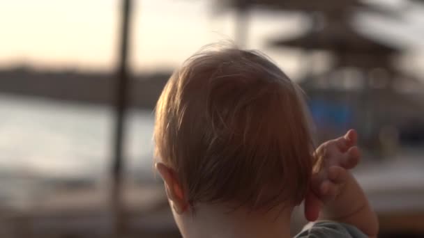 De baby verslaat zijn oor bij de hand in slow motion — Stockvideo