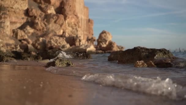 Orilla rocosa en cámara lenta — Vídeo de stock