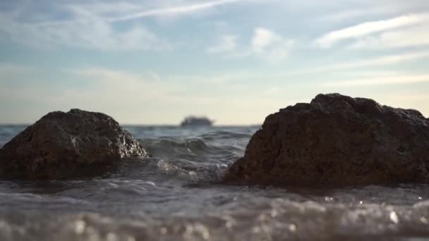 Θέα από την ακτή στην επιφάνεια του θαλάσσιου νερού σε αργή κίνηση — Αρχείο Βίντεο