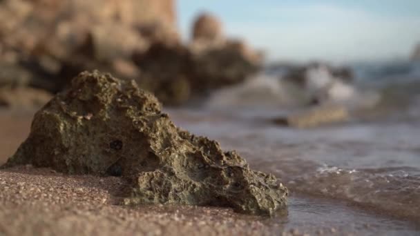 Der Stein auf dem Meer, auf dem sich die Wellen in Zeitlupe bewegen. — Stockvideo