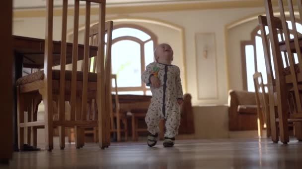 Malé děťátko šťastně chodí po restauraci v pomalém pohybu — Stock video