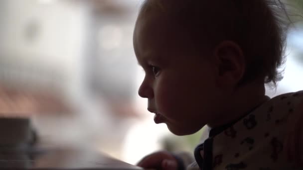 De baby zwaait negatief zijn hoofd close-up in slow motion — Stockvideo