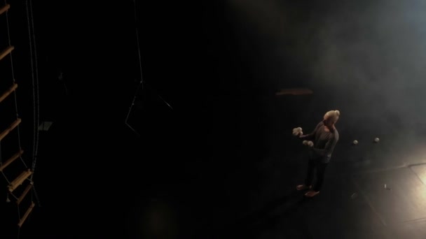 Circus artis membuat juggling di atas panggung . — Stok Video