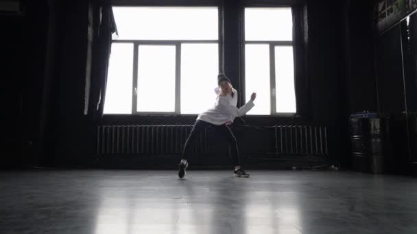 Chica elegante danza hip hop en ropa blanca y negra . — Vídeo de stock