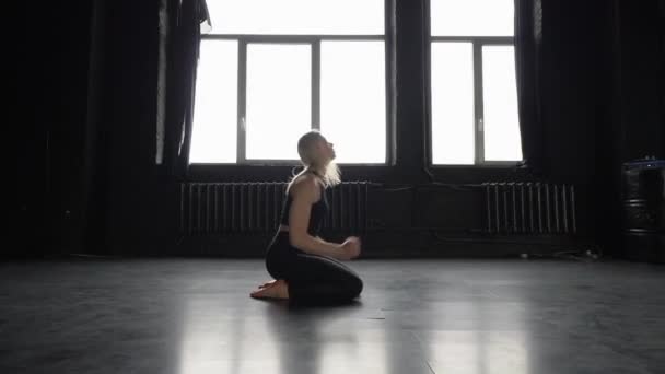 Dancer makes stand up on her foot in slow motion. — Stock Video
