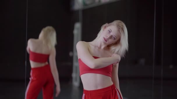 Sexy blond tancerz w studio tańca jazz funk. — Wideo stockowe