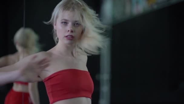 Sexy blonde danser in de studio dans jazz funk. — Stockvideo