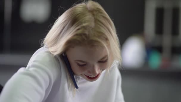 Młoda Blondynka rozmawia przez telefon z fokusem w zwolnionym tempie - 2 — Wideo stockowe