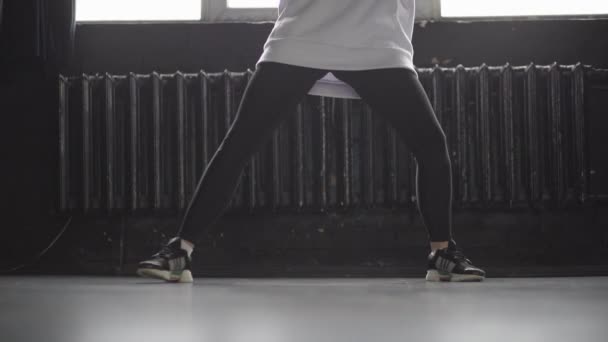 Benen van meisje dansen hip hop in de studio. — Stockvideo