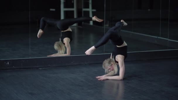 Meisje maakt handstand in slow motion. — Stockvideo