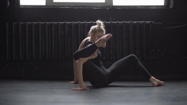 Gymnastik nära fönster i slow motion. — Stockvideo