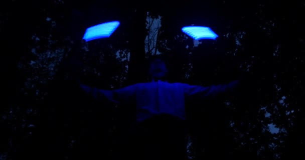 4k conduit spectacle dans la forêt - homme spin poi . — Video