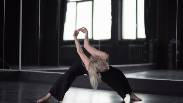 Dance of blond girl in the studio. — Stock Video