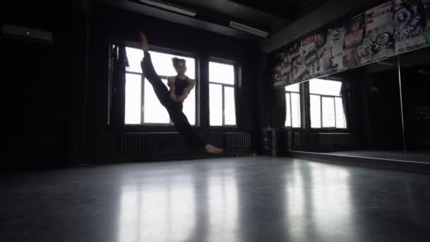 여자 점프 공기-슬로우 모션에 게 감기와. — 비디오