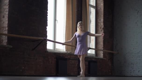 Ballet klas en warming-up. Blone meisje in de studio in slow motion. — Stockvideo