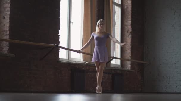 Ballet klas en warming-up. Blone meisje in de studio in slow motion. — Stockvideo