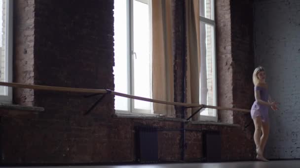 Расслабляющий прыжок балерины в замедленной съемке . — стоковое видео