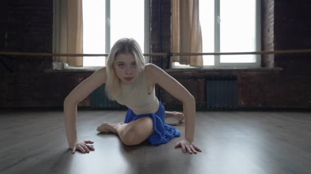 Mooie blonde danser in de blauwe rok dans op de verdieping. — Stockvideo