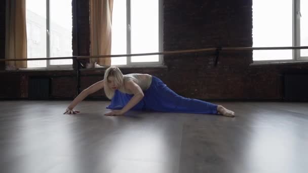 Dança menina loira no estúdio perto de janelas em saia azul - contemporâneo . — Vídeo de Stock