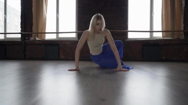 Blond dziewczyna taniec w studio w pobliżu windows w niebieski spódnica - contamporary. — Wideo stockowe