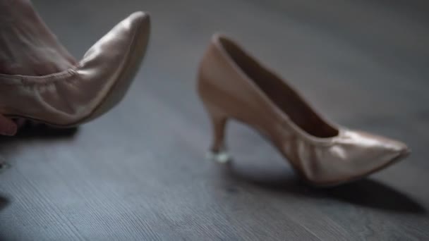 Las manos de la chica usan zapatos beige con tacones . — Vídeos de Stock