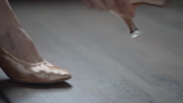 De handen van het meisje draag beige schoenen met hakken. — Stockvideo