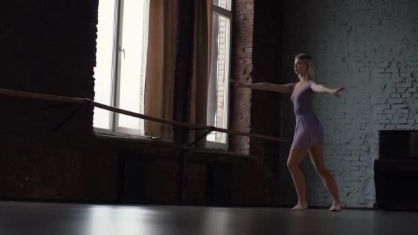 Ballerine treinen spin in de ballroom in slow motion. — Stockvideo