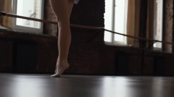 Ballerine trains spin in the ballroom in slow motion. — Stock Video