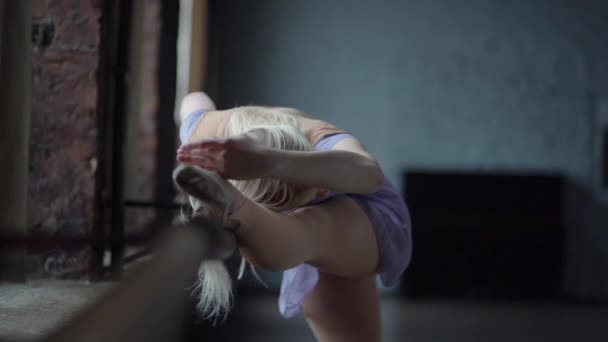 Dramatische treinen in de buurt van venster van blonde ballerine in slow motion - 2 — Stockvideo