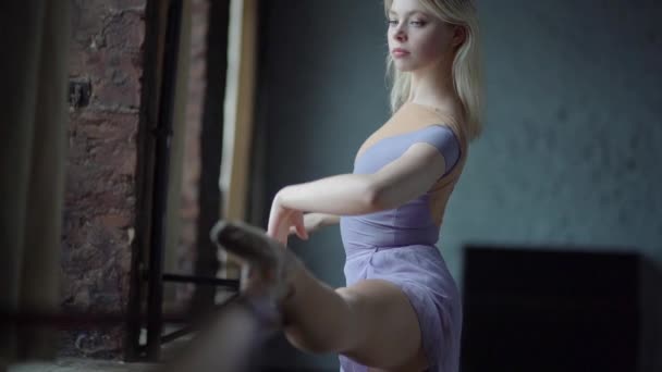 Dramatyczne pociągi w pobliżu okna ballerine Blondynka w zwolnionym tempie - 3 — Wideo stockowe