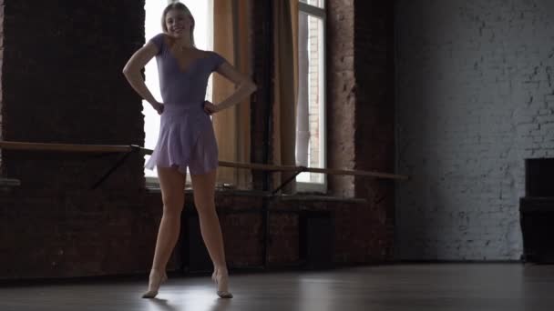 Ηλίθιο και αστεία χορευτική κίνηση από ξανθιά χορεύτρια σε αργή κίνηση. — Αρχείο Βίντεο