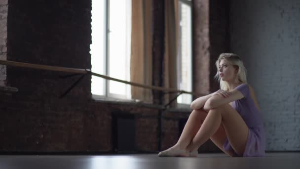 Depression und Müdigkeit einer Tänzerin, die auf dem Boden sitzt. — Stockvideo